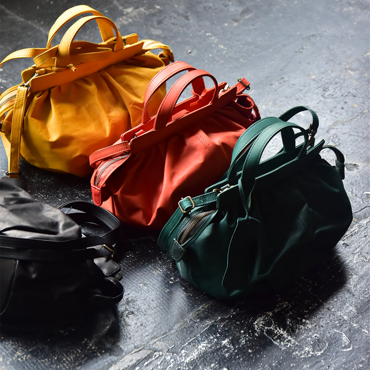 「革を包むことで生まれる、自然なかたち」 -ORIGAMI FUROSHIKI 2WAY SD-